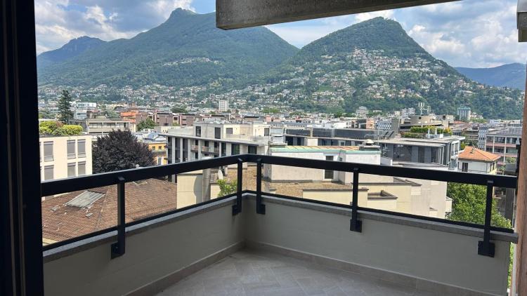 Spazioso monolocale ad angolo al 6° piano con cucina separata