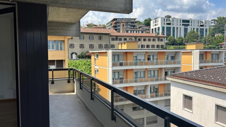 Spazioso monolocale ad angolo al 6° piano con cucina separata