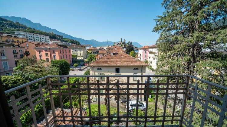 Appartamento 3.5 locali ammobiliato e climatizzato con imprendibile vista sui tre castelli