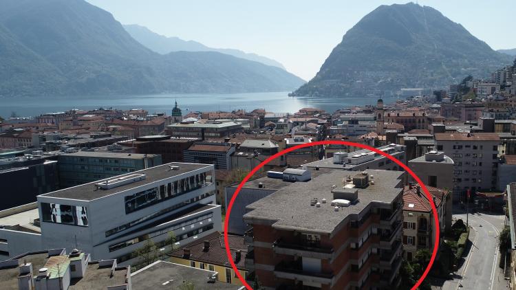 Spazioso bilocale luminoso al sesto piano con ampio balcone - vista lago e in pieno centro
