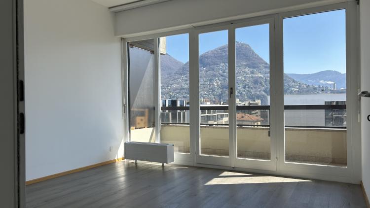 Bilocale ad angolo con due balconi al 4° piano 