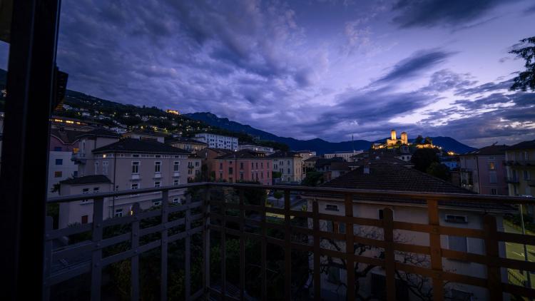 Appartamento 3.5 locali ammobiliato e climatizzato con imprendibile vista sui tre castelli