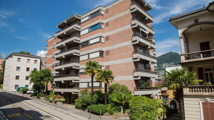 Spazioso bilocale luminoso al sesto piano con ampio balcone - vista lago e in pieno centro
