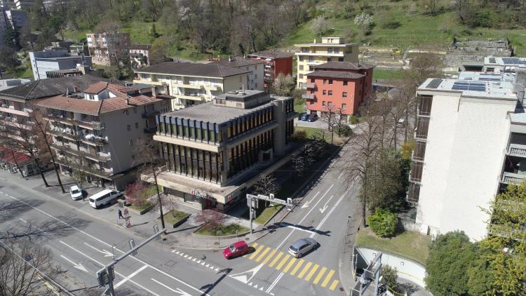 Ampio e luminoso spazio commerciale di 7 locali al 2° piano (intero piano)
