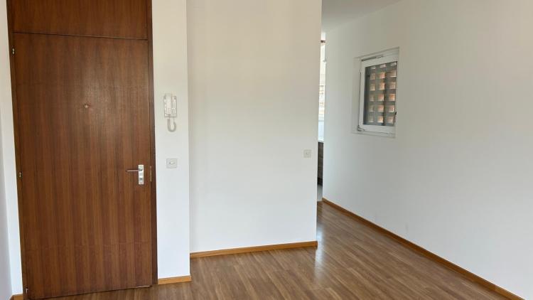 Spazioso monolocale ad angolo al 6° piano con cucina separata