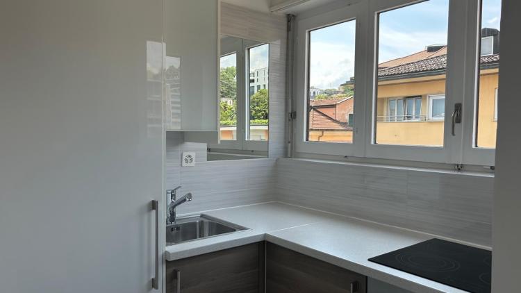 Spazioso monolocale ad angolo al 6° piano con cucina separata